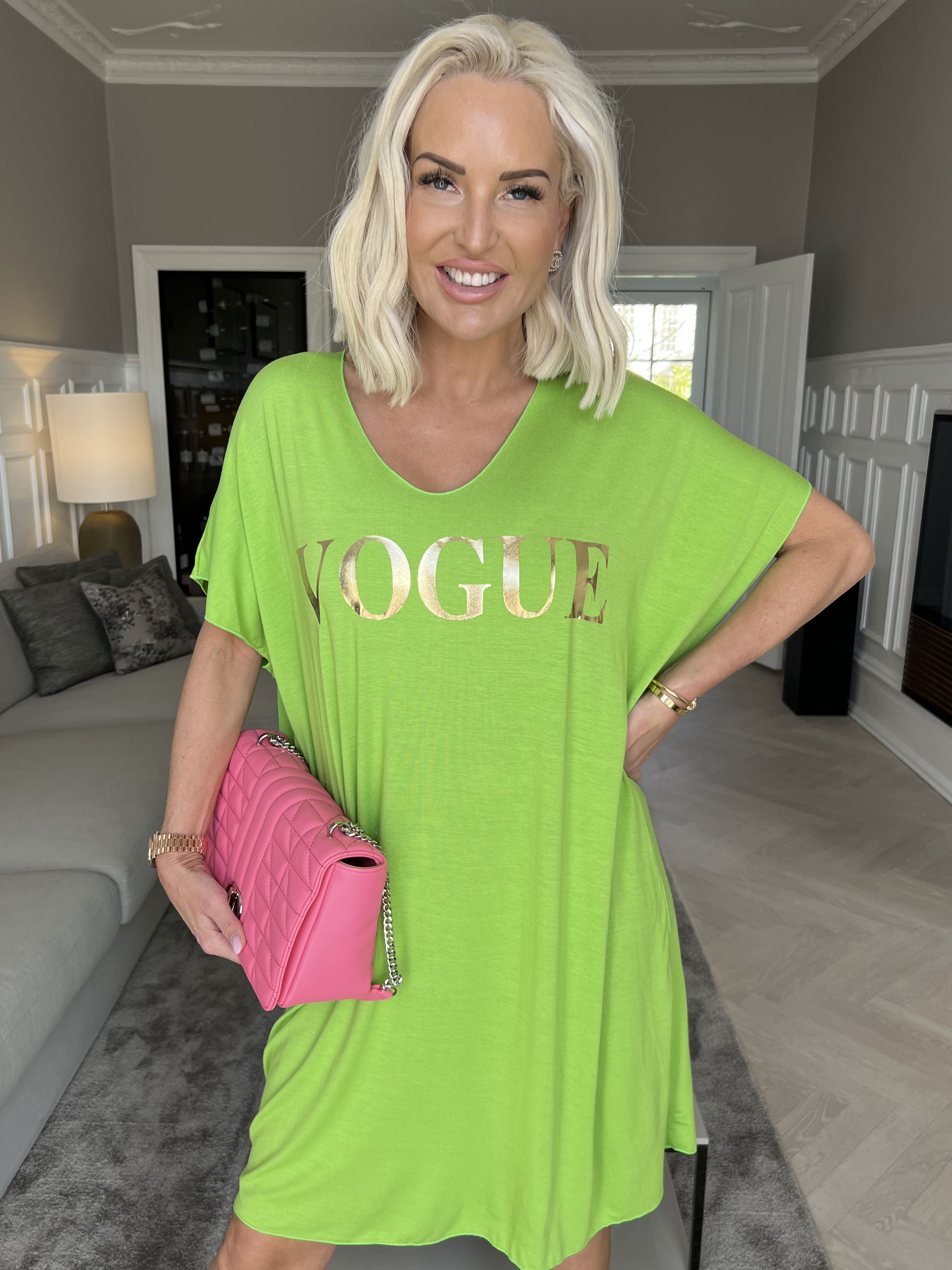 Vogue - Oversized t-shirt klänning i viskos med guldtryck